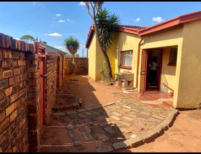 3 BEDROOM HOUSE FOR SALE IN RAMAKONOPI EAST